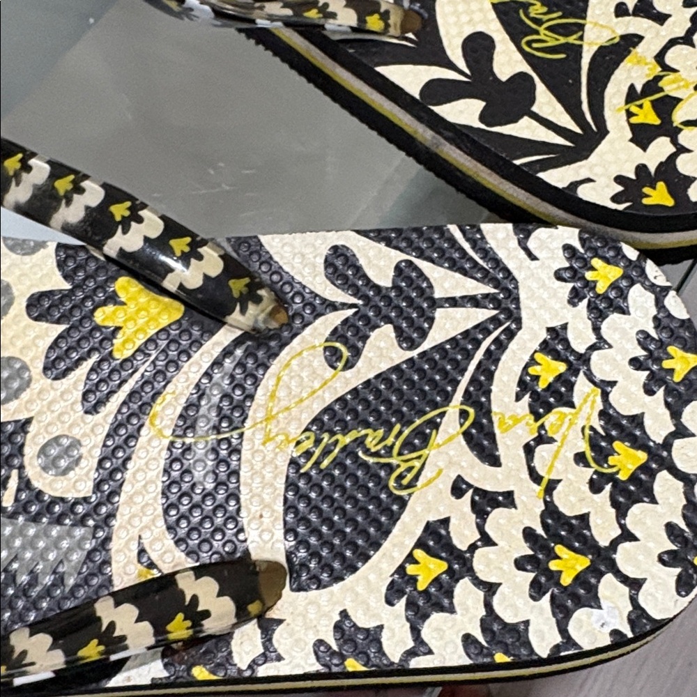 Vera Bradley Flip Flops - Picture 2 of 4